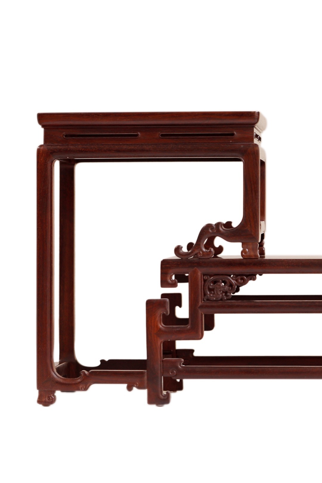 小叶紫檀【瀚宇】博古架整体清雅秀丽，架分高低两层，架面攒框镶板，下雕有夔龙纹、拐