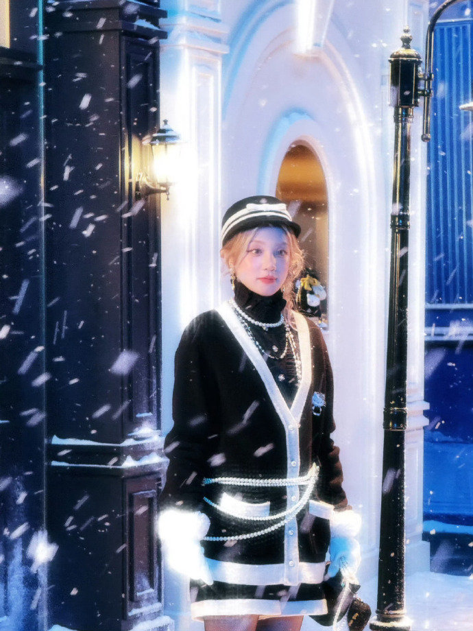 宋雨琦雪夜洋娃娃宋雨琦复古千金风 哇哦~宋雨琦今天是雪夜洋娃娃吧！复古千金风造型