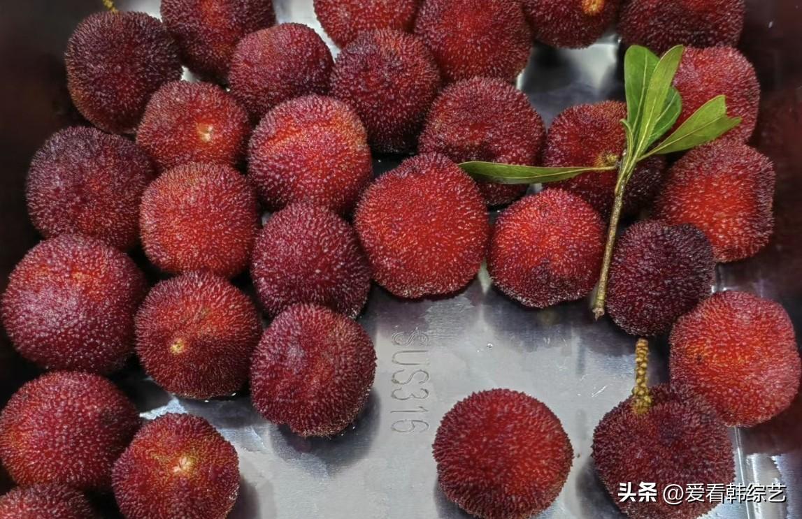 真心话茶局颗杨梅裹着绛红的润，细刺沾着鲜意的甜，青叶衬得盘间鲜活。咬开时汁香浸唇