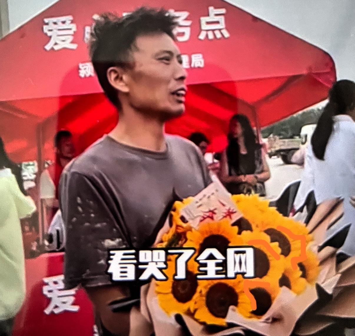 高考考场外满身溺水接女儿的父亲，他是一名水电工，特意反向推靠当天他在家帮父母擦药