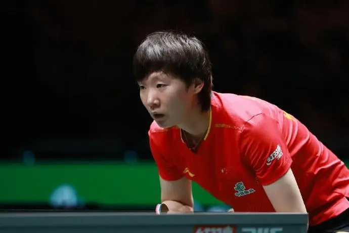 笑喷！国乒名场面！王曼昱赛后错穿梁靖崑裤子 与蒯曼笑翻全场成都混合团体世界杯 北