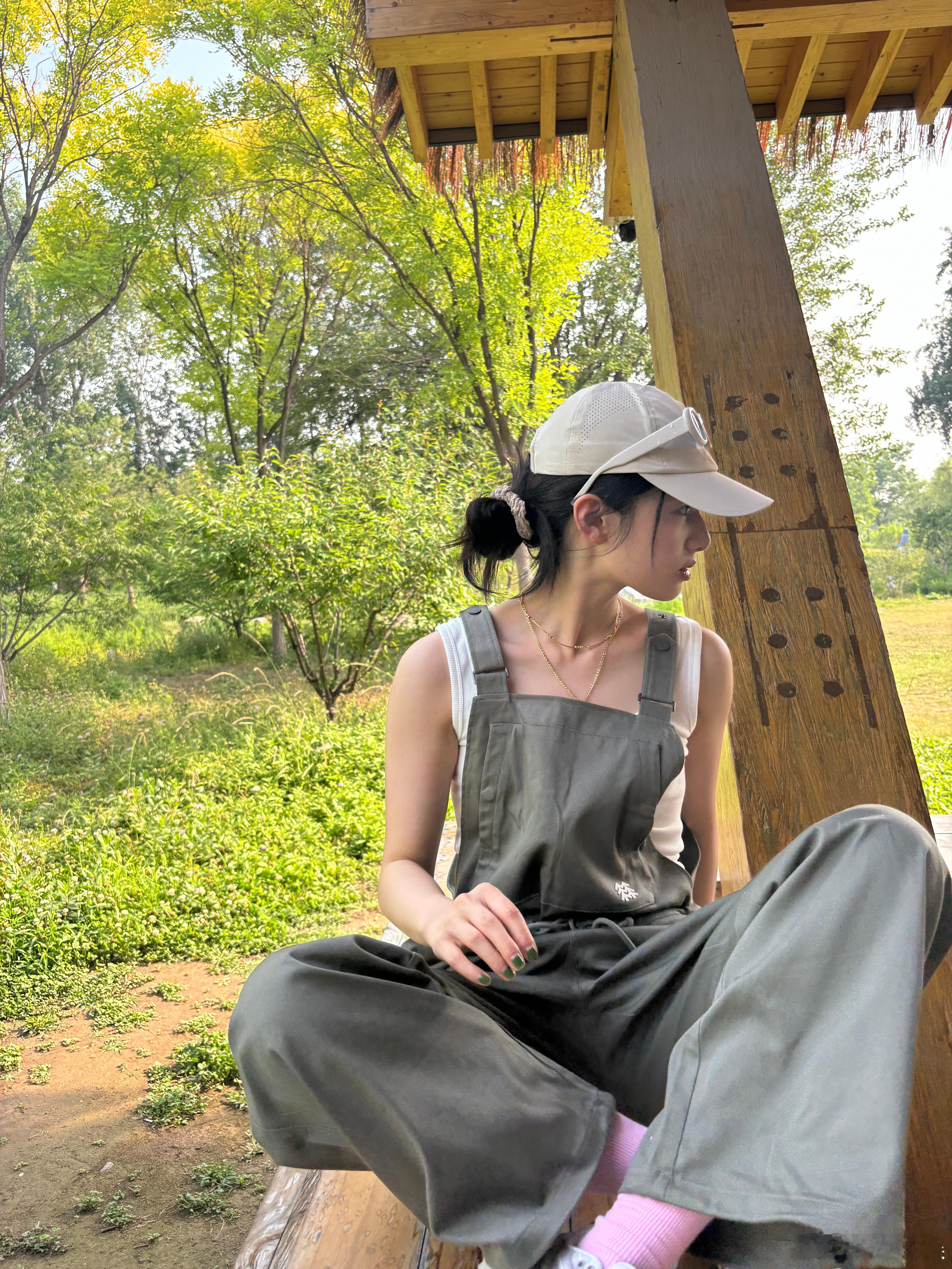 ​​​#张婧仪公园20min定律# ​​​#张婧仪背带裤plog# 张婧仪在公园