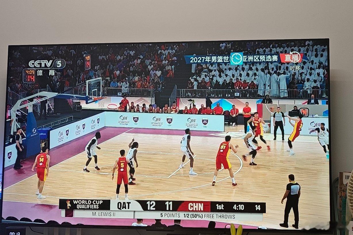 中国男篮vs卡塔尔男篮今天这场，对杨瀚森的使用终于是正确的，从高位发起进攻，伺机