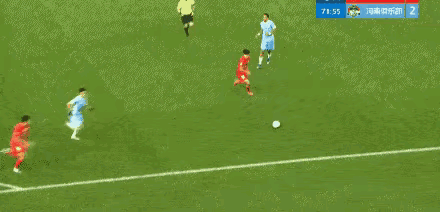 第一个图，何超在禁区内被魏震放倒，主裁判唐顺齐没有什么判罚。VAR没有介入。
第