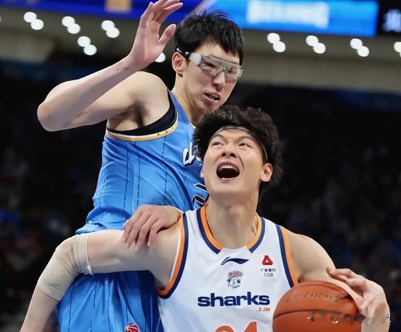 今晚5.17上海 vs 北京
谁能赢？
上海可能赢，比分96-89，大比分2-0