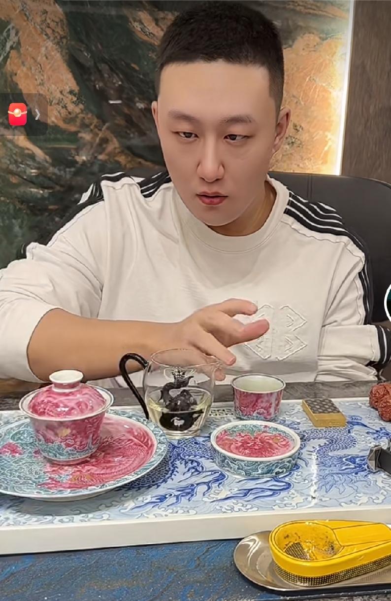 海拉尔离婚事件：阿卡强再次进大学学习，阿卡冰躲到北京，代弟亲征！

不得不说，海
