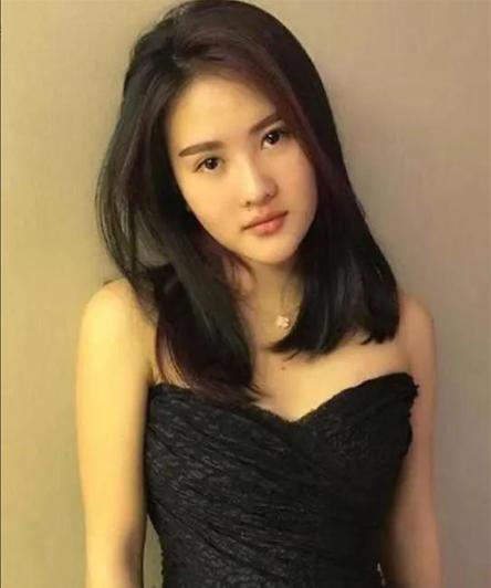 北京奥运会女子10米跳台决赛结束，16岁的陈若琳站在领奖台上，金牌挂在脖子上沉甸