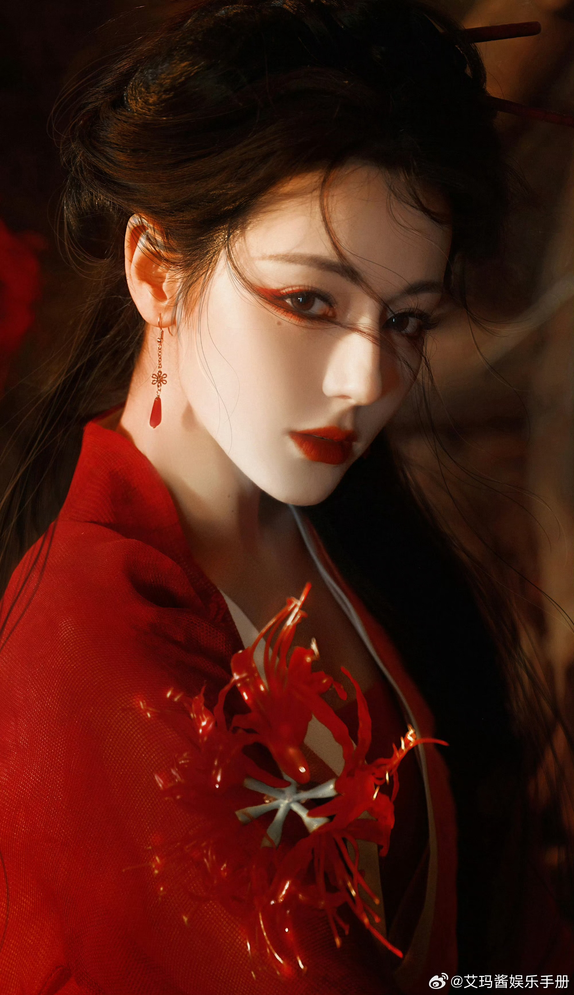 🍉有爆料称王一博续约乐华，迪丽热巴嘉行到期不续迪丽热巴红衣女鬼塑曝王一博乐华续