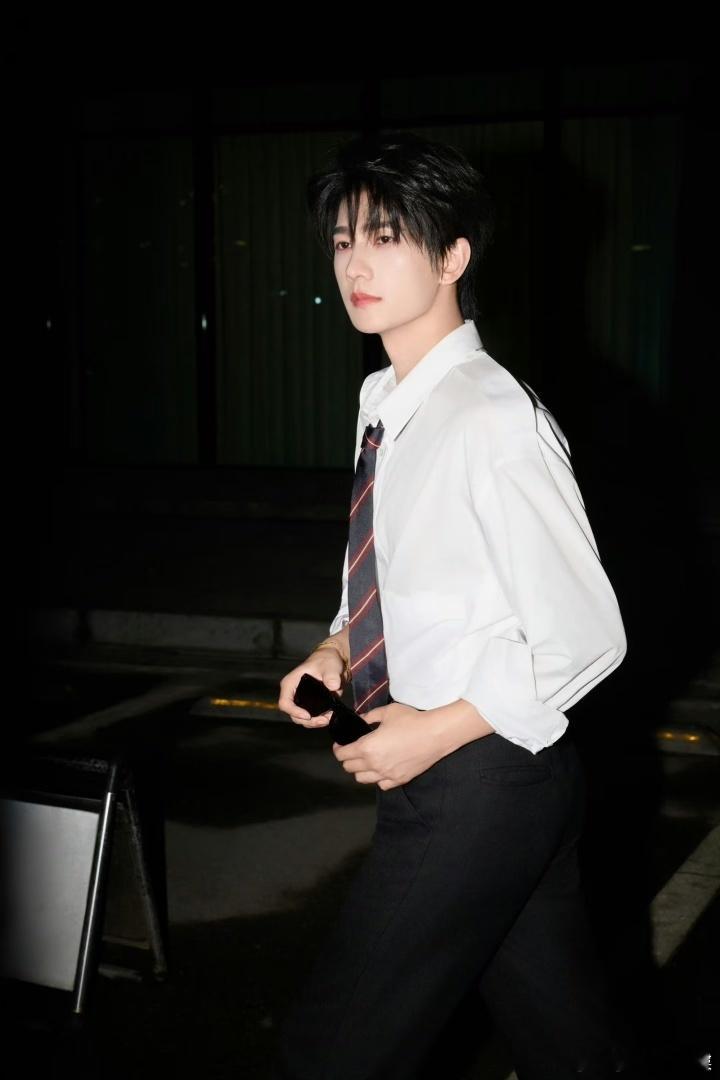 杨洋何时回归现代剧 他的现代角色真的是刻在心里的白月光，每一帧画面都温柔到骨子里