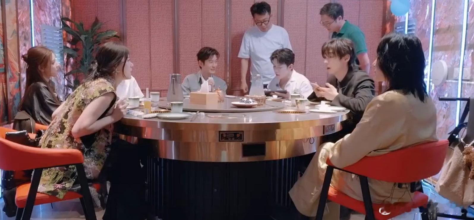 赵昭仪[超话]快给赵昭仪颜安递本子赵昭仪颜安这俩人太有潜力了，买个冰淇淋都能这么