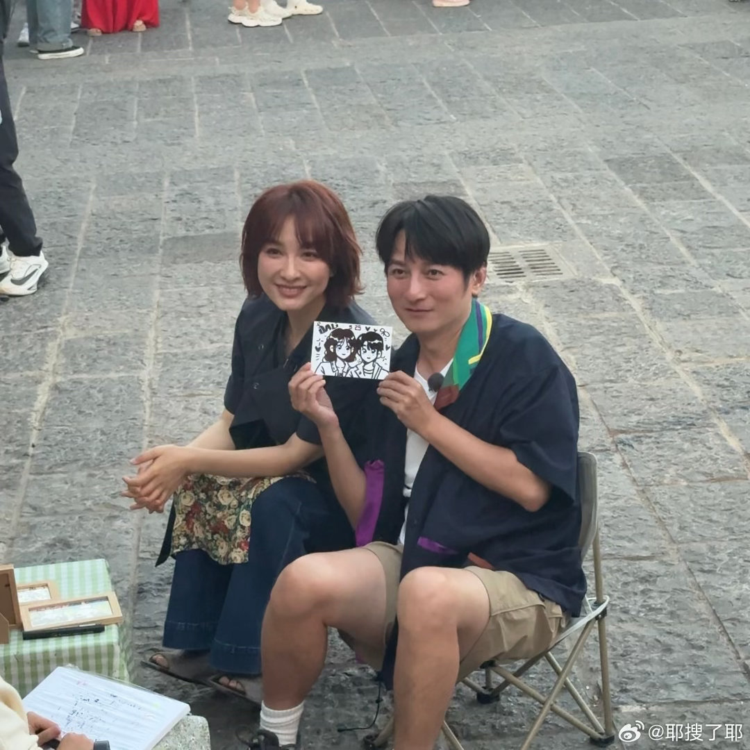 大理偶遇吴昕维嘉 吴昕和维嘉坐路边画画的画面，怎么看怎么像亲兄妹出门。尤其那个坐