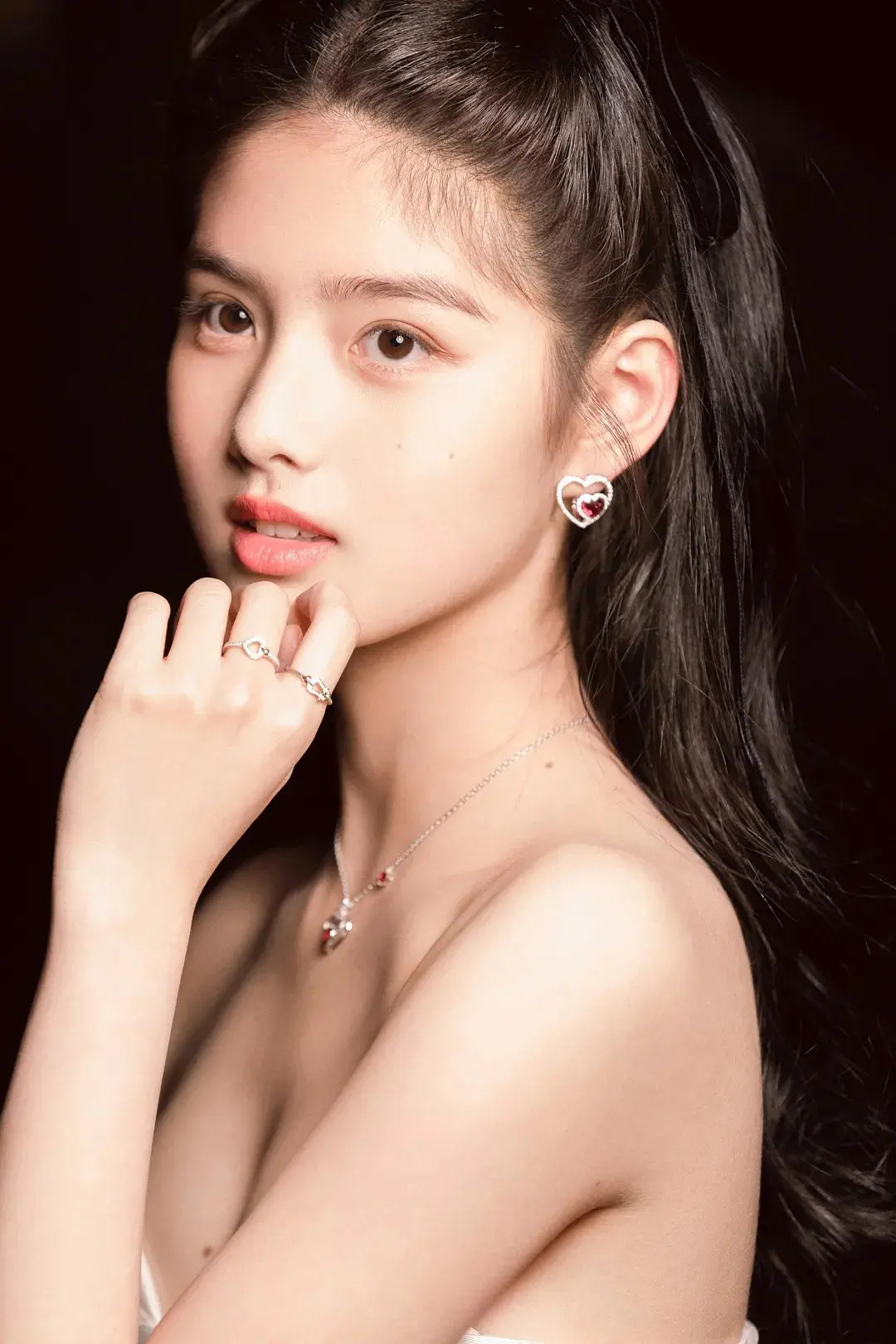 艾米的脸看起来很幼态啊，为什么这个大片拍的这么低俗 ​​​