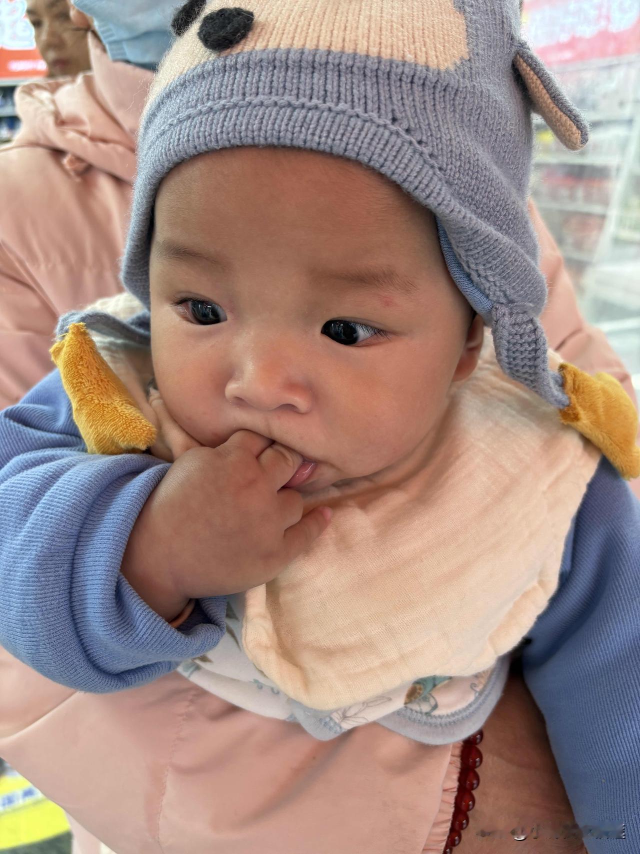 小孩到底是几个月大的时候开始长乳牙呀？

我看我们小区的小孩基本上都是八个多月才