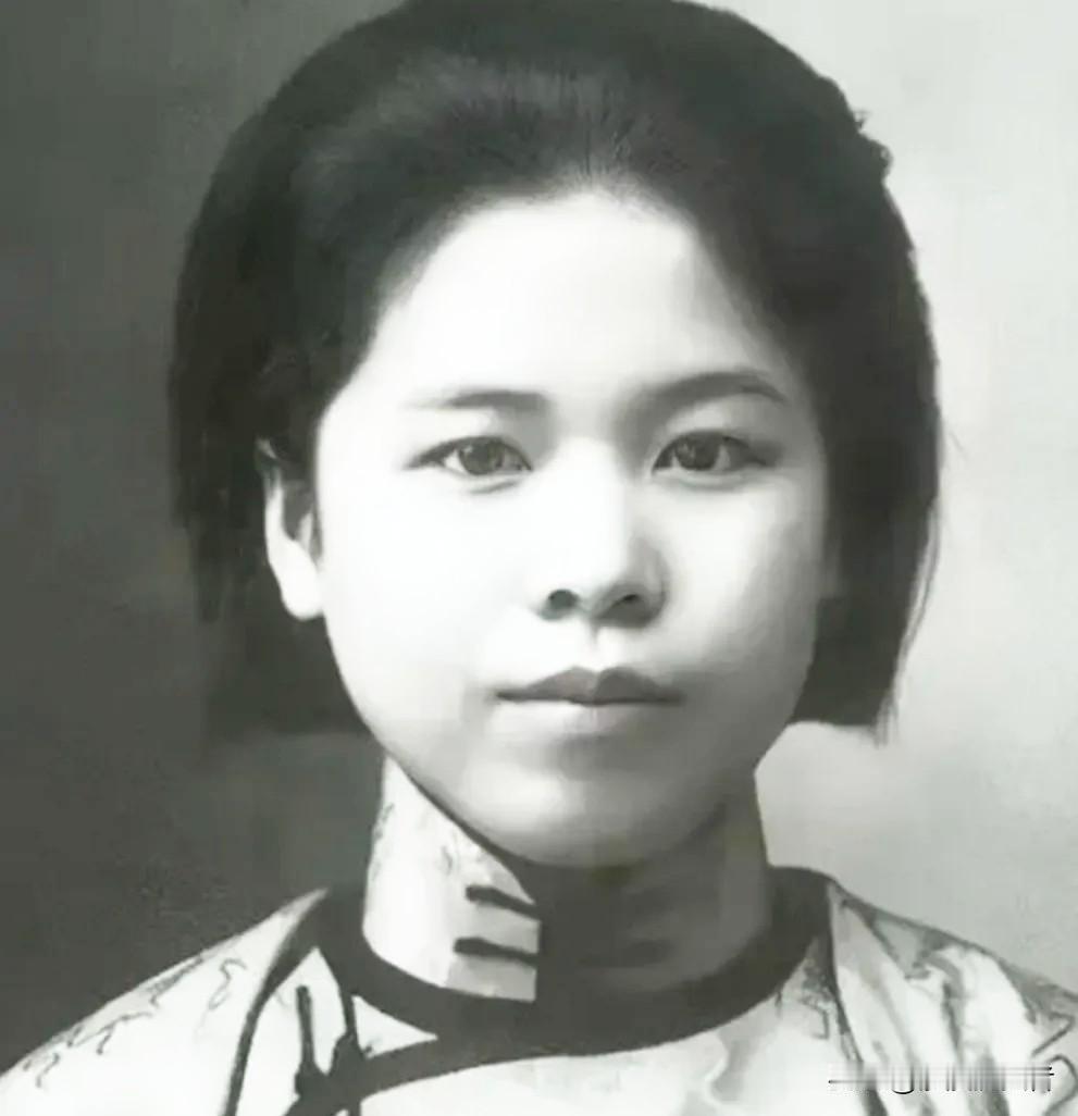 她绝食22天，狱卒当众扒下她的裤子：不是逼供，是怕她死得太体面。谢葆真
 
谢葆