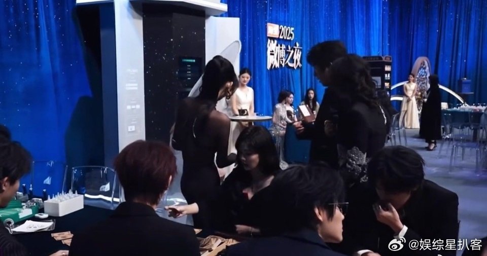 白鹿和时代少年团下棋白鹿：时代少年团？拿来吧你！今天这棋我赢定了 🎲✨ 