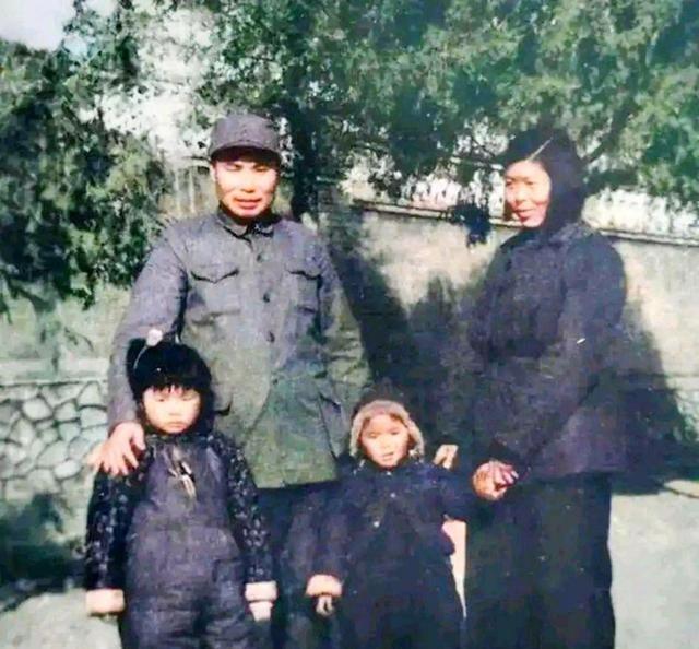 杨得志夫妇和他们的儿女们这是他们一家人全家福清一色的中国军人着装这风景真的是骄傲