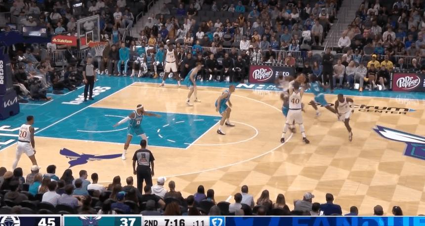 哈登这球也能打进！突破上篮不容易，面对三人还是打进



哈登突破上篮打进，这一