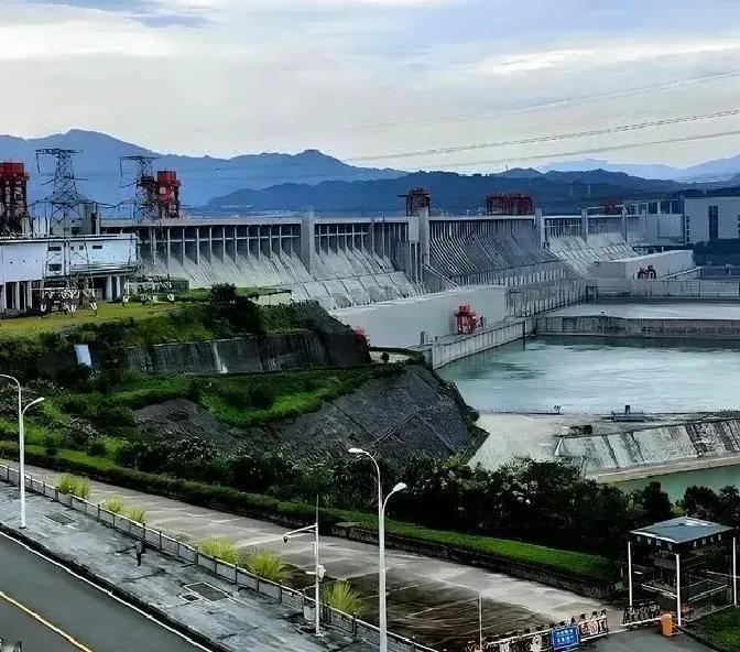 三峡工程现在估计还是有人心里犯嘀咕。

他怎么也不会想到，

当初150米方案都