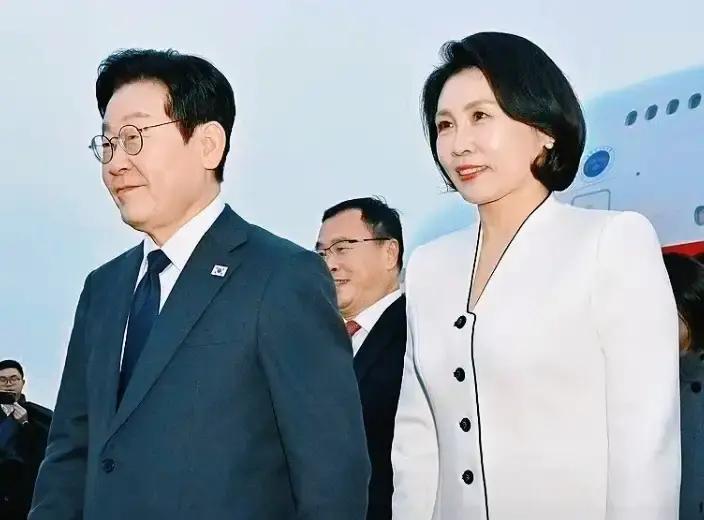 李在明两口子访华，第一站在北京，金惠景穿深蓝双排扣大衣，利落又得体，网上一片夸。