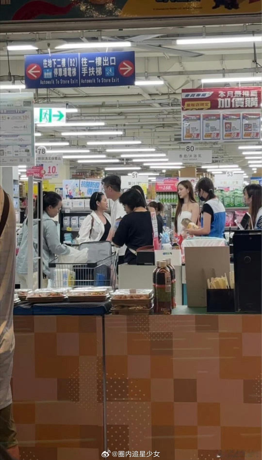 偶遇小S一家逛超市网友偶遇小S一家逛超市台东超市偶遇小S全家，卸下明星光环专心采