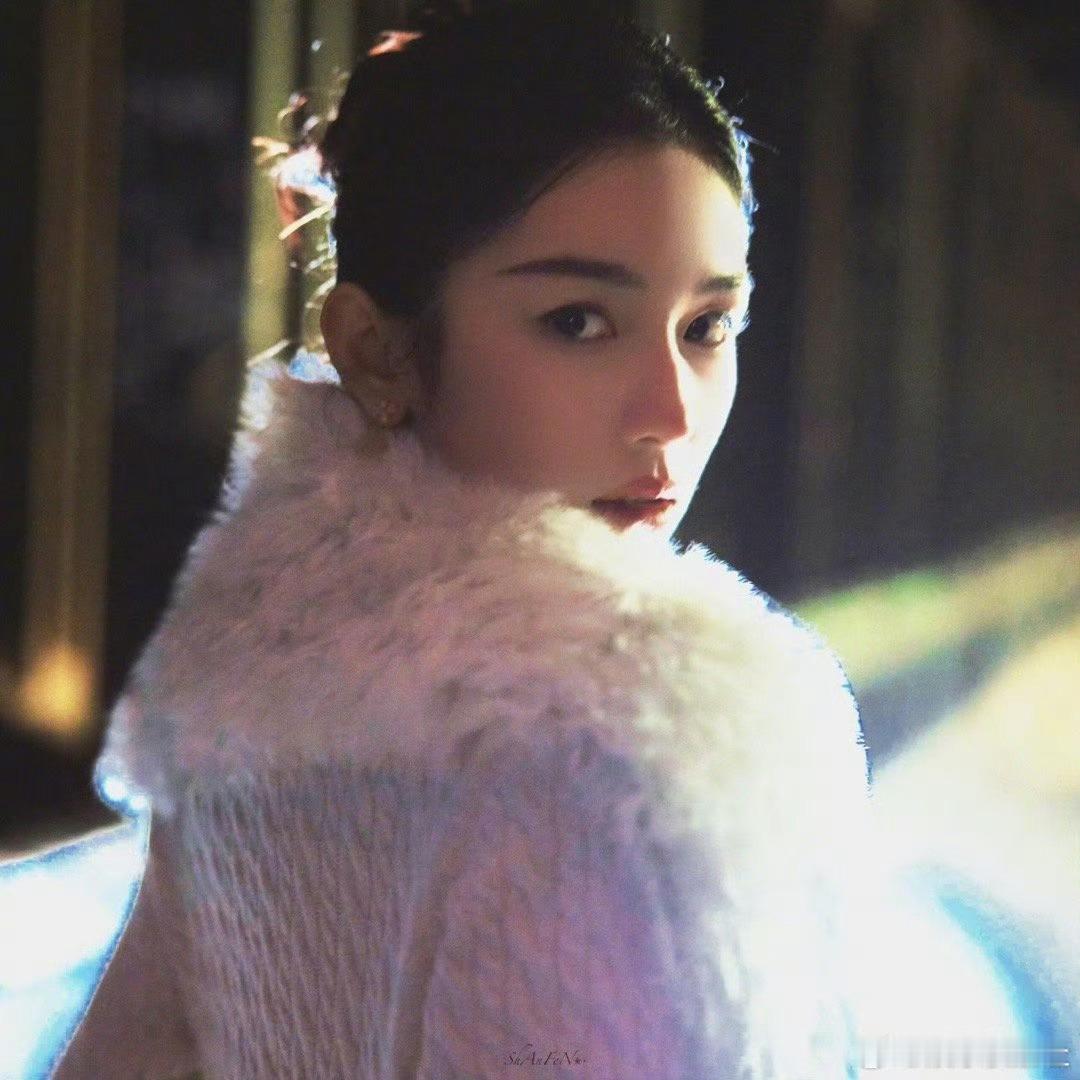 我说周也的骨相也太完美了，饱满的额头和流畅发际线，高颅顶自带头包脸特效，真360