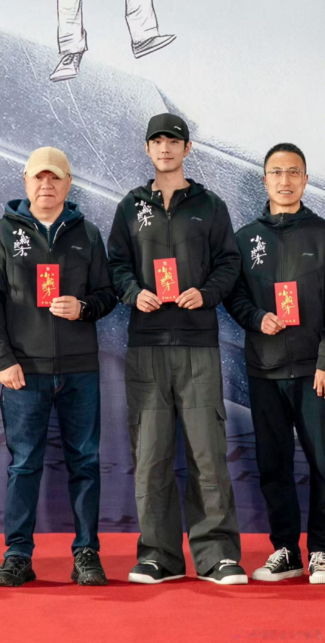 肖战小城良方黑衣素颜开机图 ​​​肖战《小城良方》开机图来啦！这个素颜状态太好了