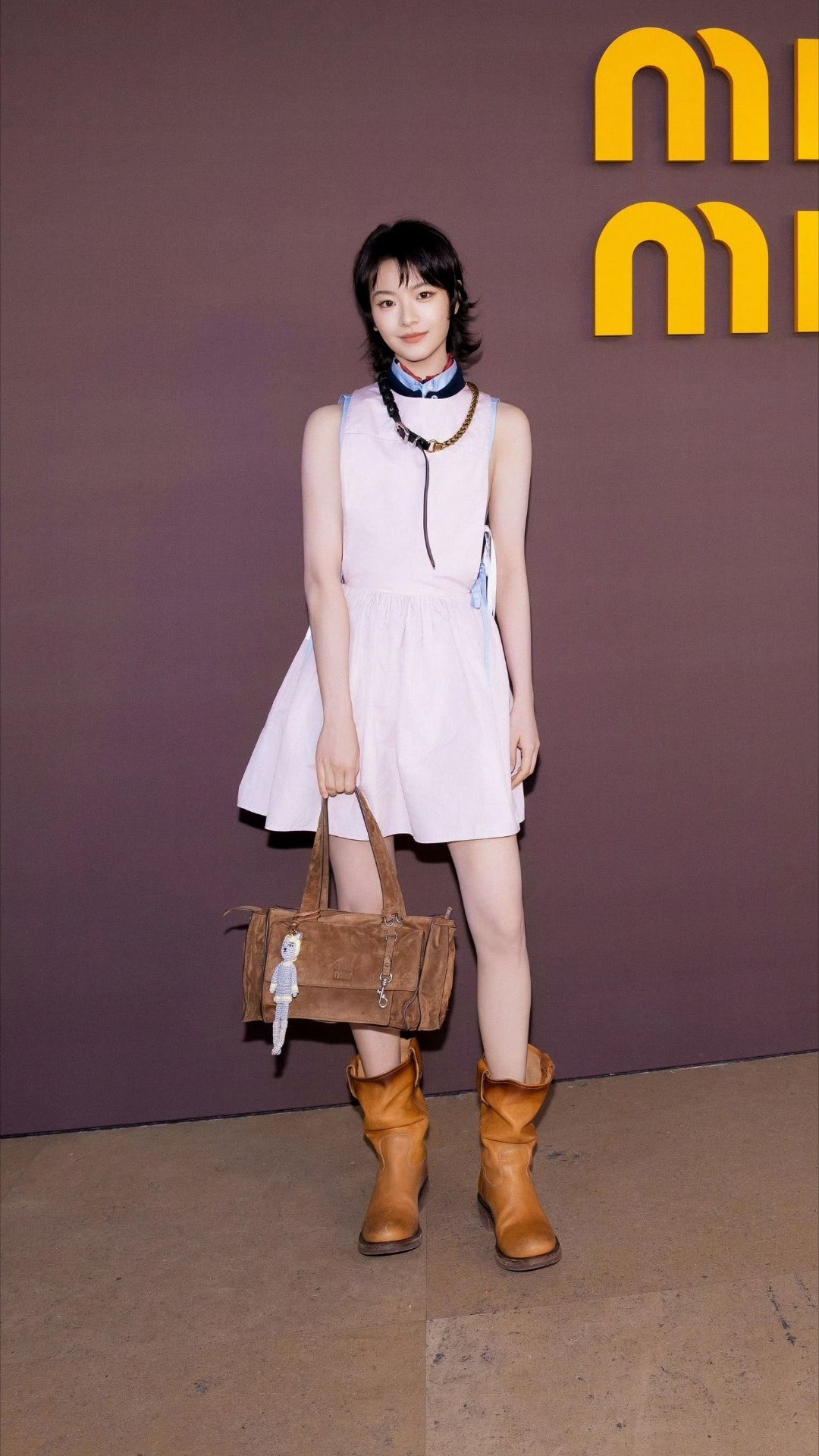 啧，李庚希好神奇一下子就get到Miu Miu了就是有种又装乖又不乖，有钱任性不