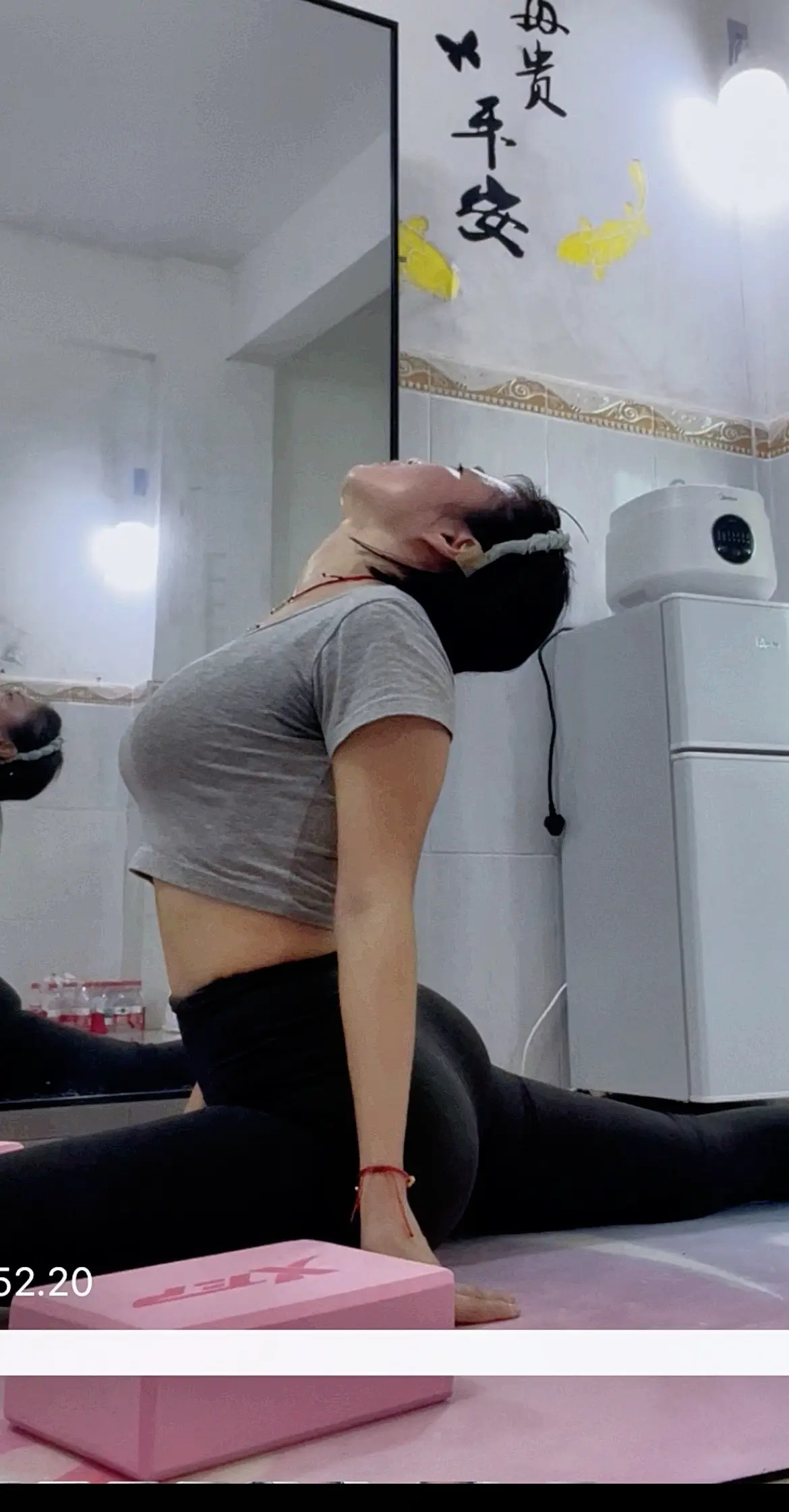 坚持的每一步都算数，从拉筋时的龇牙咧嘴，到今天腿贴地的瞬间，原来“再试...