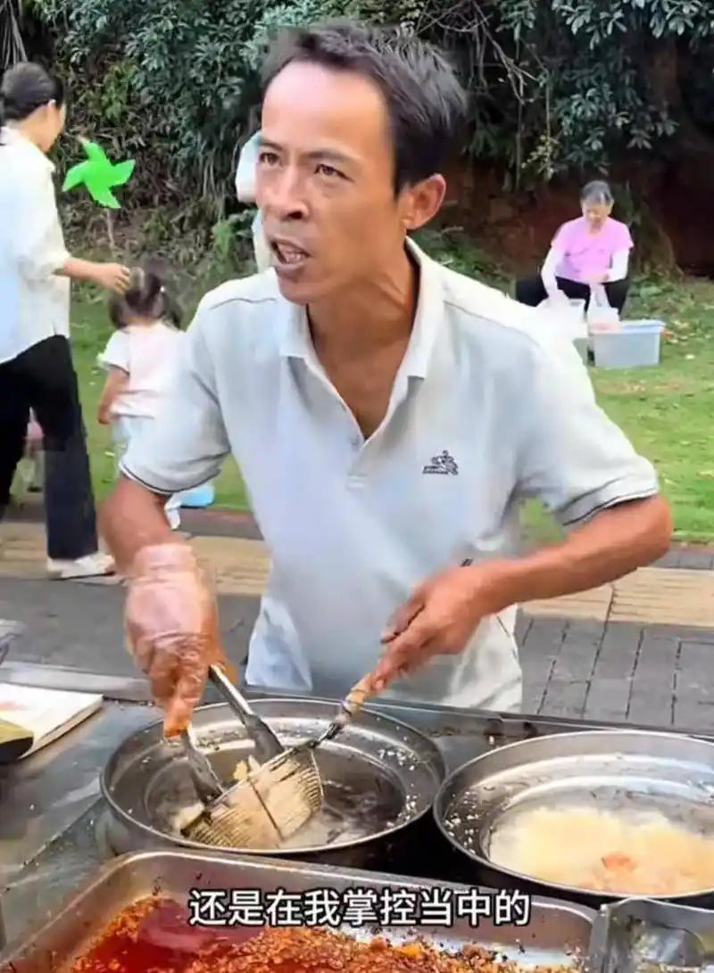 鸡排哥爆火，本质是“情绪价值”与社会需求的共振，也折射出流量时代的多重现象：
