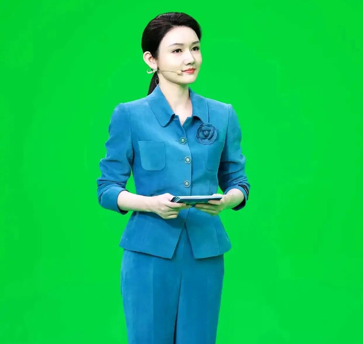 36岁的央视主持人龙洋再添新身份！在中华全国青年联合会第十四届委员会全体会议上，