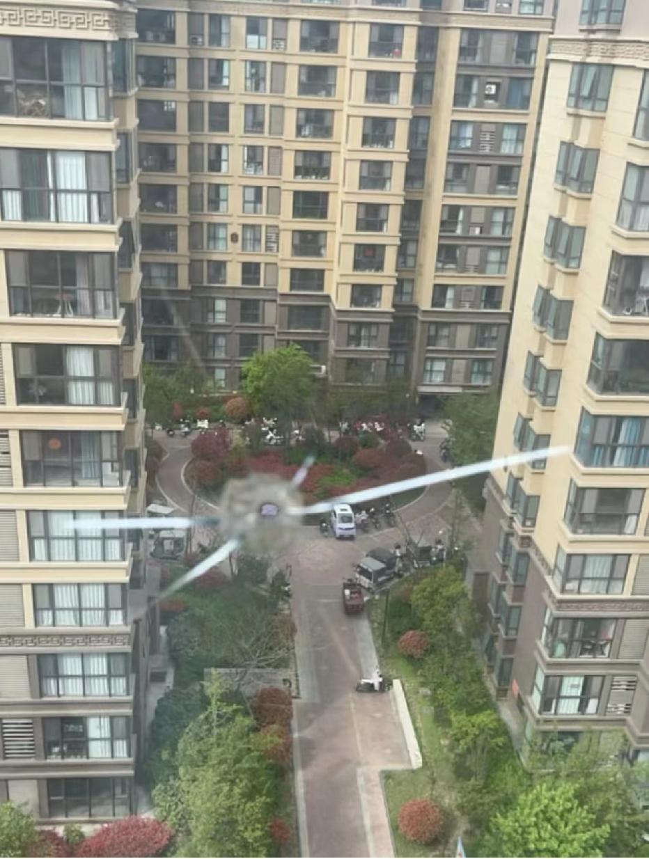 人在家中坐，祸从天上来！
就听见啪的一声，转头一看，窗户玻璃破个洞！但是楼下没见