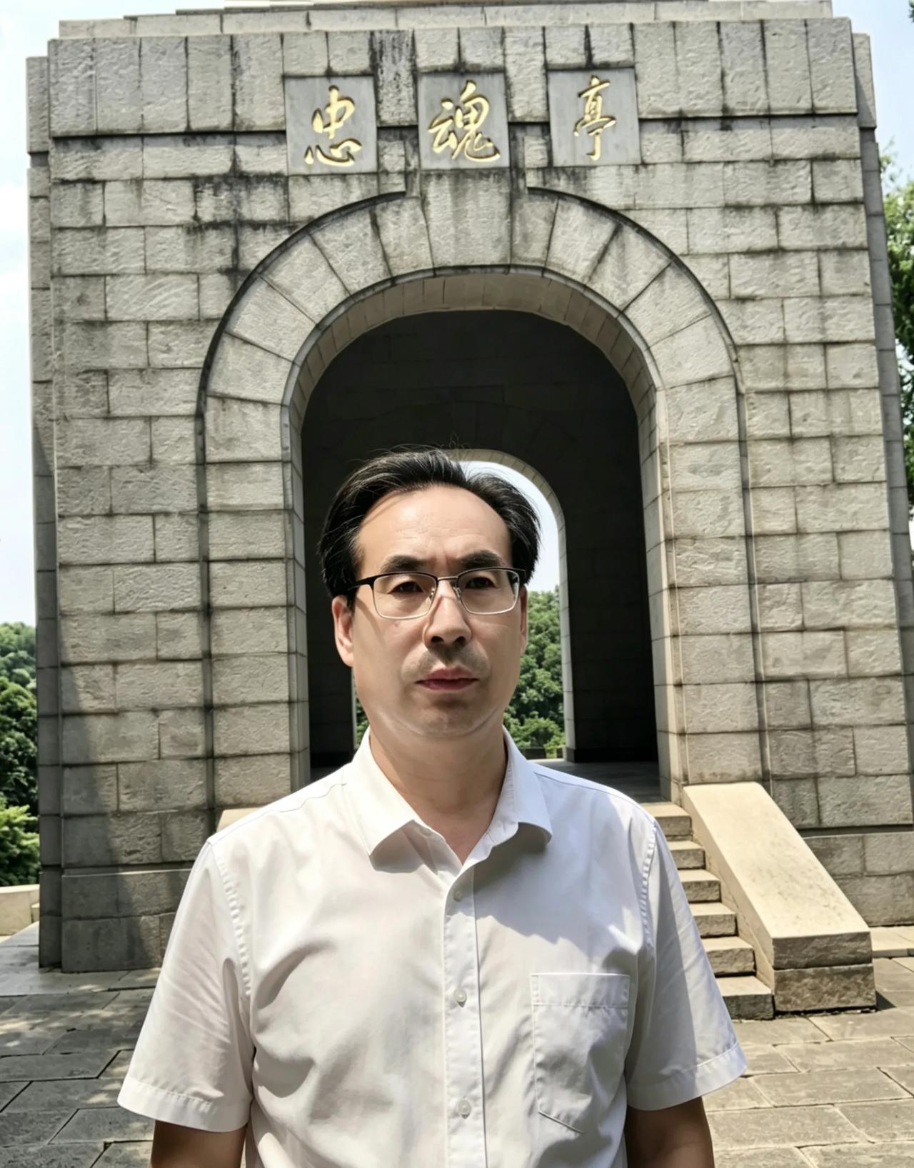 三十万党员共捐忠魂亭
文｜孙玉良

雨花台前祭鬼雄
不朽英魂浩气生
卅万丹心呈敬