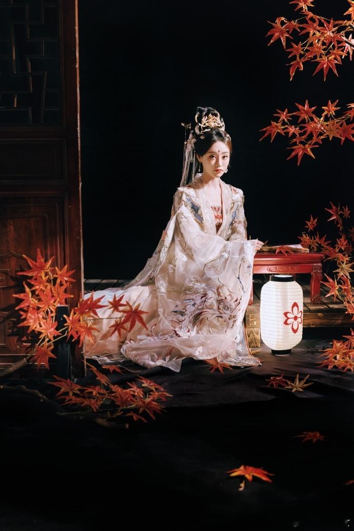 祝绪丹[超话]  祝绪丹好一朵望仙花  祝绪丹好美的一朵望仙花 救命，这也太美了