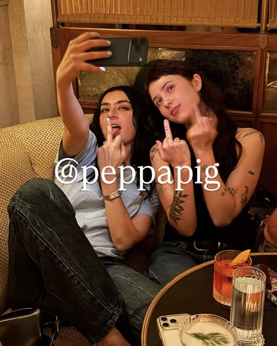 Charli xcx和Clairo的最新合影一起🖕小猪佩奇 