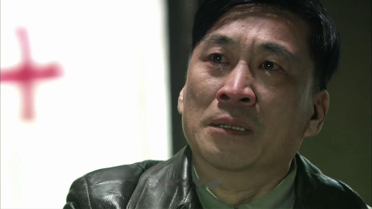 《风筝》中，江万朝看到包装纸上写着“你是谁”为何惊慌失措？江万朝送别江心遗体时的
