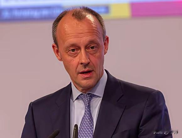 德国国防部长叫嚣，出兵八十万打俄罗斯，要报二战战败之仇。德国出兵无门，德国跟日本