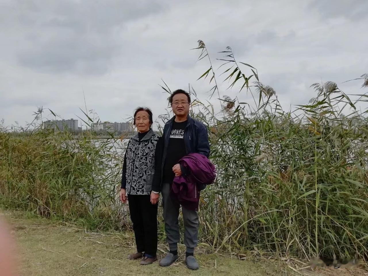 母亲是一九三八年农历六月七日出生的，算一算，快九十岁了。日子过着过着，她就老了。
