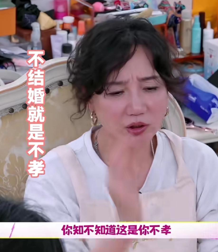 阿朵自曝年轻时被父母催婚，随便找了一个看着合适的人结了婚，婚后老公家暴她恐吓她，