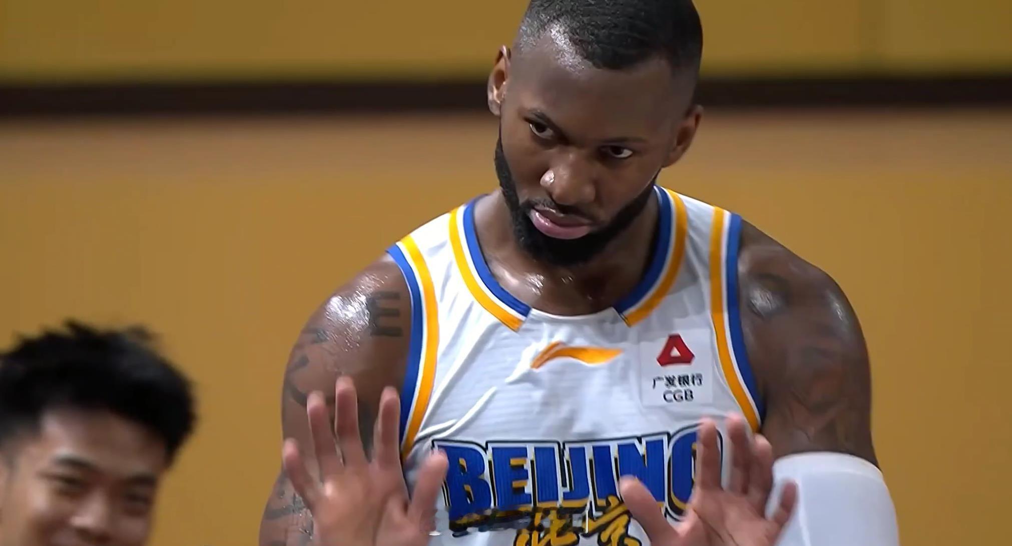 广州男篮vs北京男篮 上半场的杰曼，哈哈，半场21分！你盖我两分，还看我，送你压