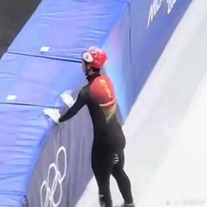 刘少昂说孙龙受伤也不会放弃接力比赛到了这个不管受伤还是生病，都会拼下去，整个团队