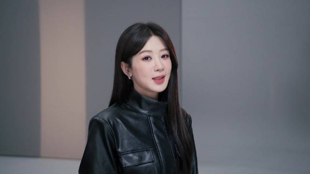 #杨紫[超话]# 如果时间很快，那就把爱放慢。 在每一个当下，去创造惊喜，去表达埋在心底的爱，欢迎大
