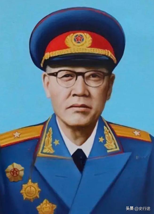 1955年授衔仪式结束后，仅获评少将军衔的贺晋年，遇到了刚跟老领导敬礼、寒暄完毕