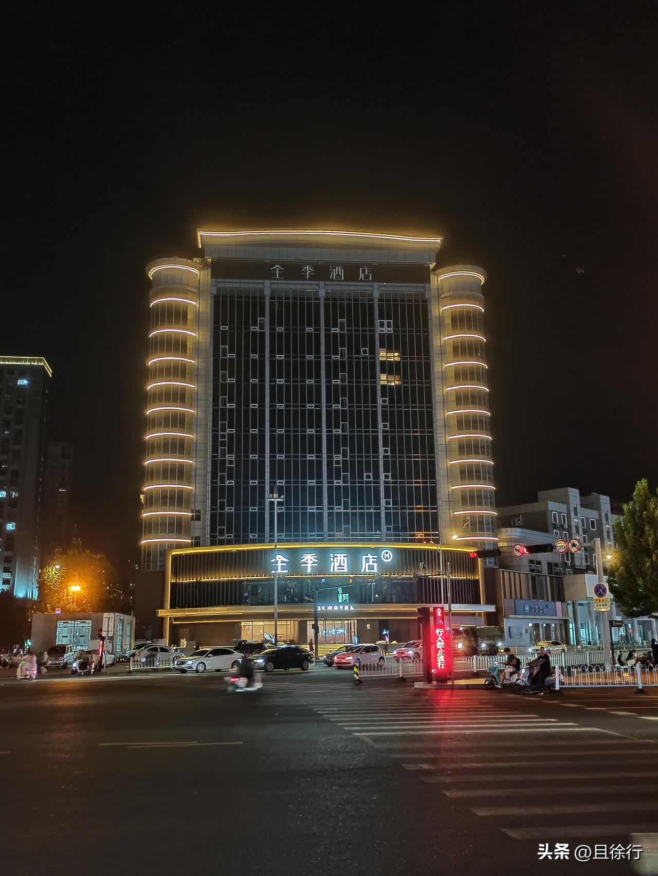 徐州人民广场西的这幢高楼，以前名为金港大酒店，隶属徐州港务局。闲置多年后，现在摇