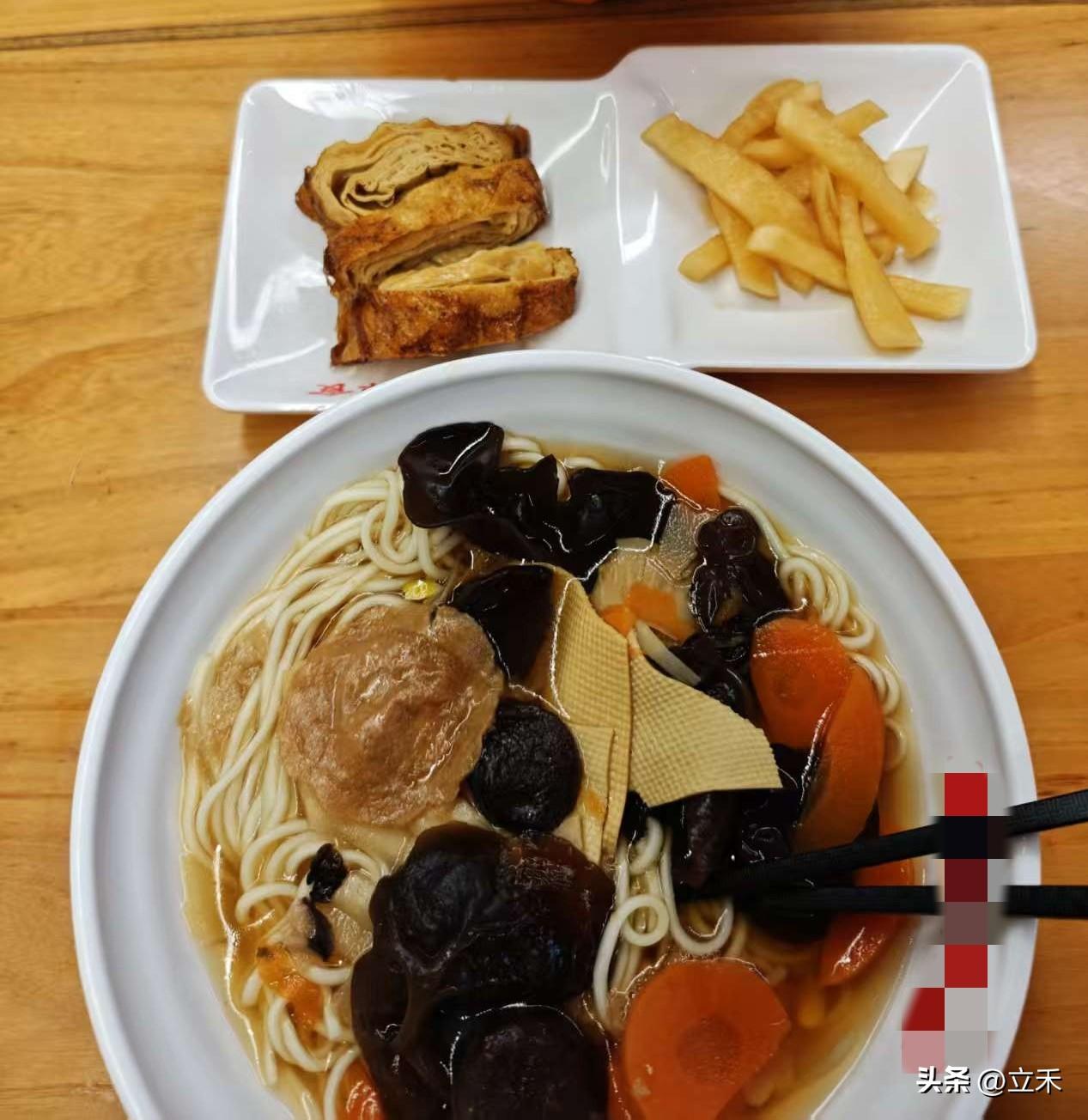 今天中午吃了一碗素面，没想到原来也特别好吃，虽然没有肉也没有蛋，但是里面的食材我