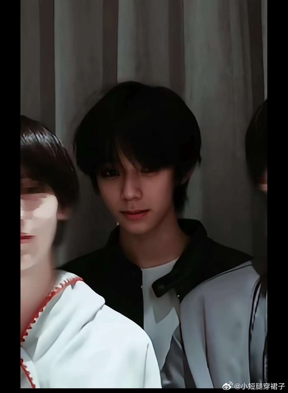 王橹杰生图 好小的脸这家伙天生一张大明星的脸，感觉还没成年已经被很多人惦记了吧，