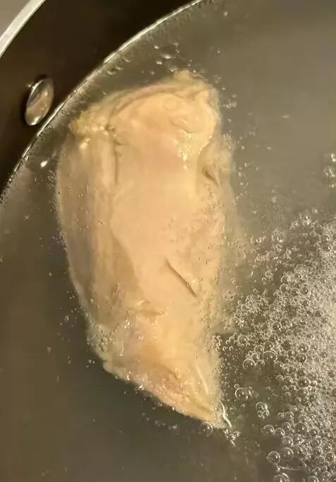 终于理解有钱人为什么吃牛肉不吃鸡胸肉了
自己试着煮了下鸡胸肉，过程中满屋都是一股