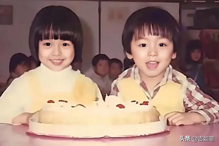 谁能想到，这两个对着蛋糕笑的萌娃，
一个成了红遍两岸的玉女歌手，一个成了默默守护