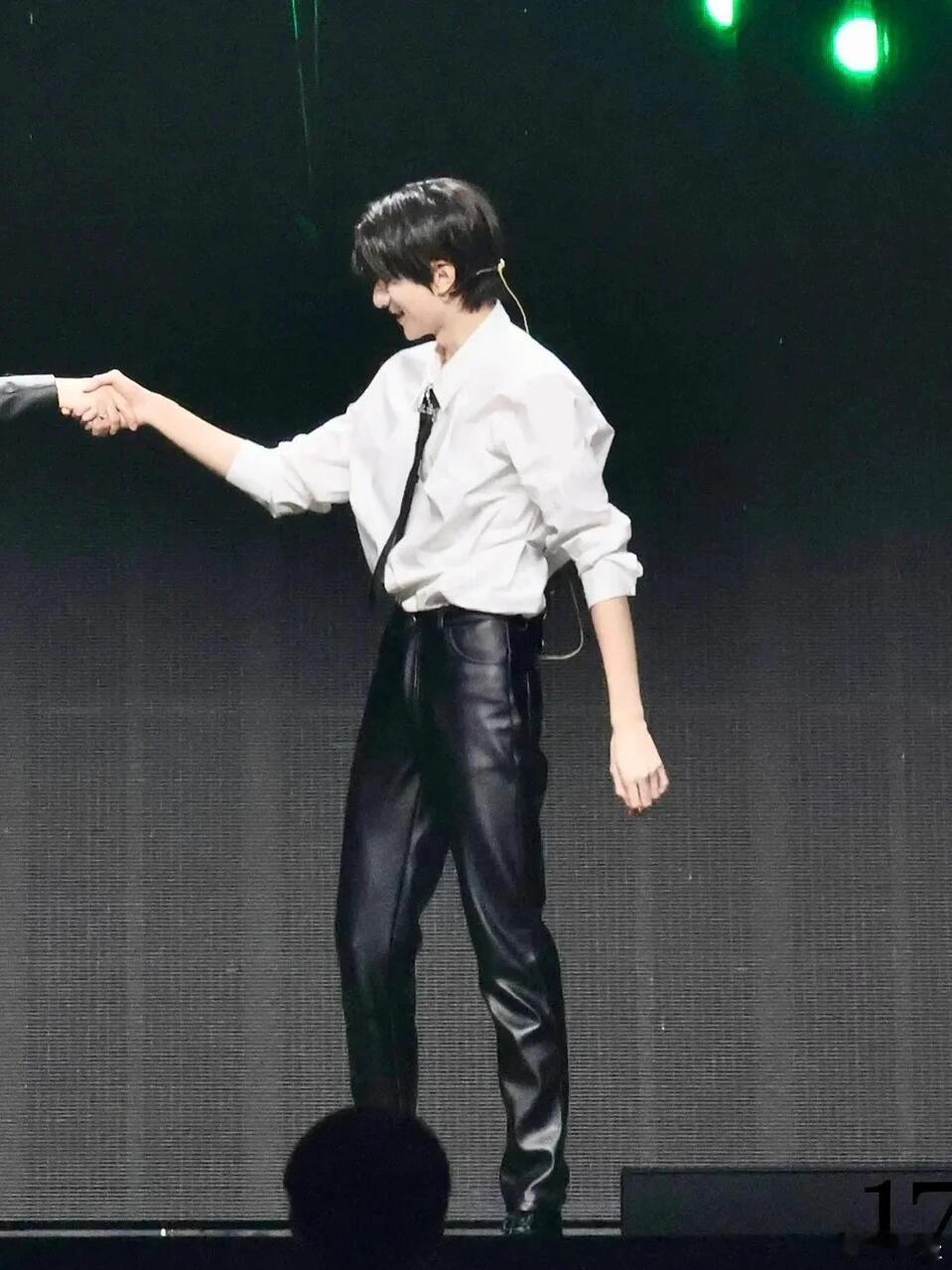 来人把林一的电池抠了 林一的舞蹈视频根本看不够！全程活力爆棚，跳多久都不歇，这体