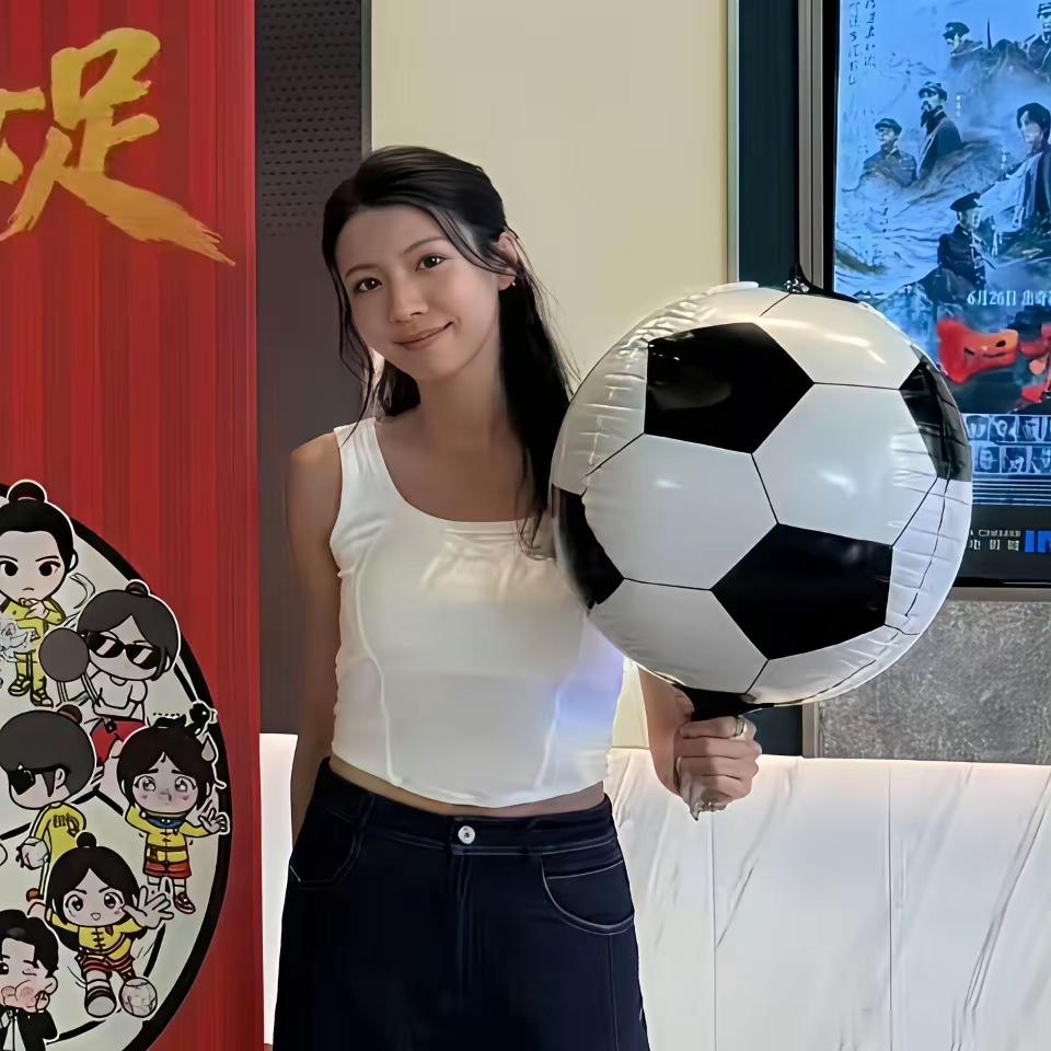 蔡思贝，人品好不好我不评价但有一点能确定的是，她在演喜剧这方面确实放得开，演得很