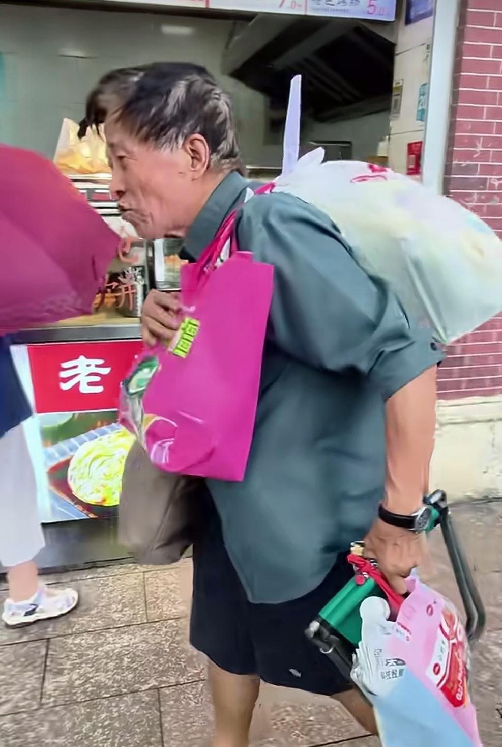 上海建工爷叔越来越有“腔调”了，看样子今天的收获满满！爷叔说了，家里房子小，儿媳
